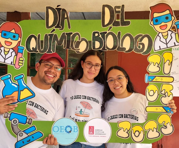 Young Ambassador Bárbara Alvarez and friends take a selfie.